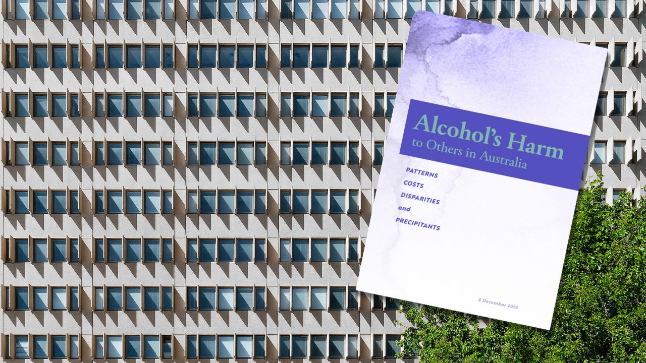 Das Titelbild des Berichts »Alcohol's Harm to Others in Australia« liegt vor der Fassade eines modernen Gebäudes mit einem sich wiederholenden Muster von Fenstern und Schatten.