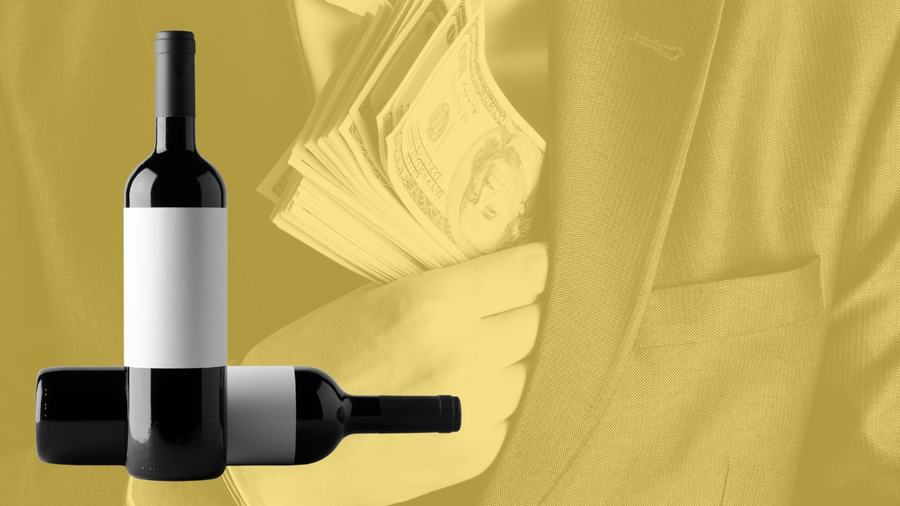 Zwei dunkle Weinflaschen mit weißen, leeren Etiketten (eine stehend, eine liegend) vor einem gelb getönten Foto einer Person im Anzug, die einen dicken Stapel US-Dollar in die Brusttasche steckt.