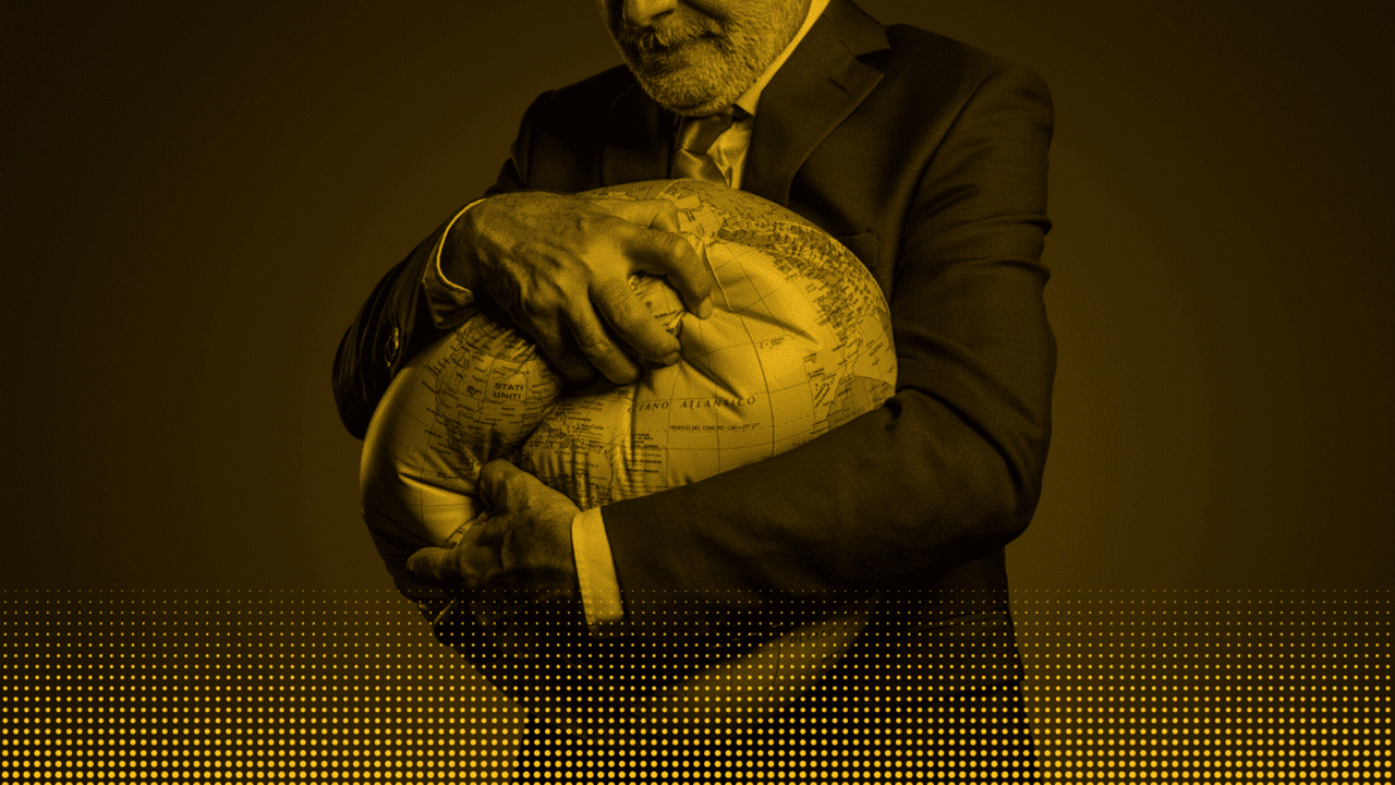 Ein bärtiger Mann im Anzug hält einen stark verformten Globus in seinen Händen. Das Bild ist in dunklen Goldtönen gehalten.