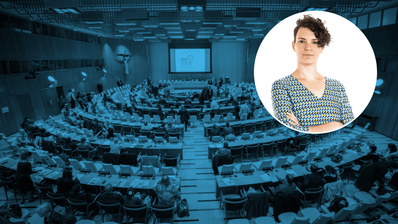 Porträt von Movendi-Präsidentin Kristína Šperková mit verschränkten Armen, überlagert auf einem blau getönten Foto eines großen, gefüllten Plenarsaals.