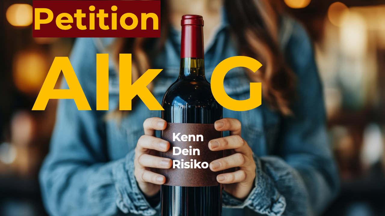 Eine junge Frau im Jeanshemd hält eine dunkle Weinflasche mit rotem Verschluss. Auf dem Etikett der Flasche steht in weißer Schrift 'Kenn Dein Risiko'. Über der Flasche steht in großen gelben Buchstaben 'Alk' und rechts davon ein großes gelbes 'G'. Oben links befindet sich ein dunkelrotes Rechteck mit dem Wort 'Petition' in gelber Schrift. Der Hintergrund ist verschwommen und warm beleuchtet.