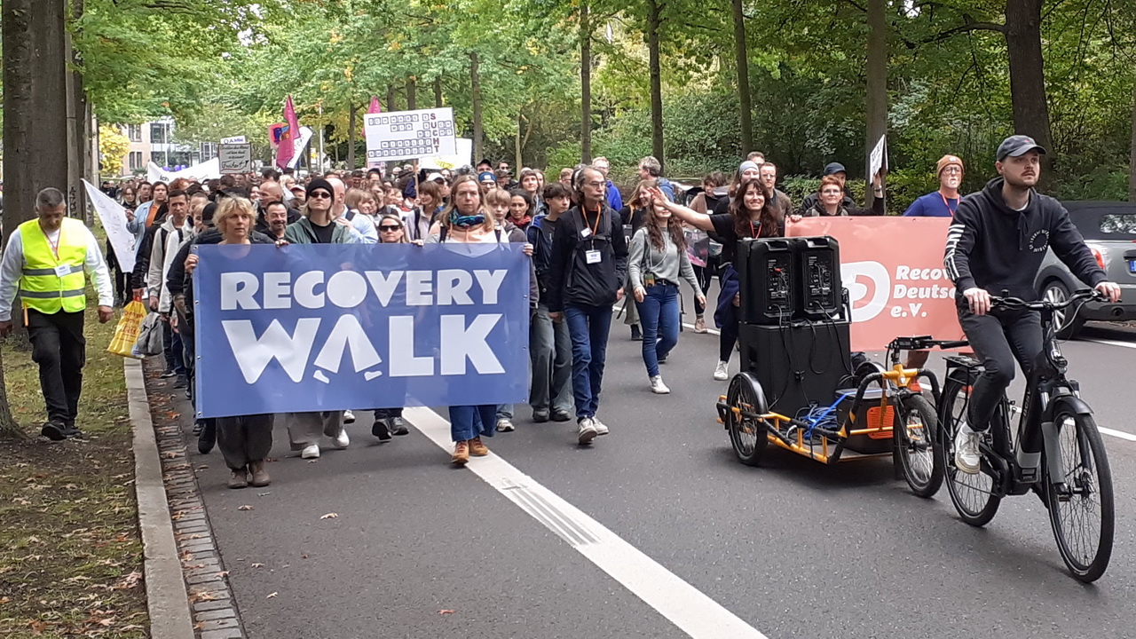Teilnehmer*innen beim ersten Recovery Walk in Deutschland 2025 in Leipzig.