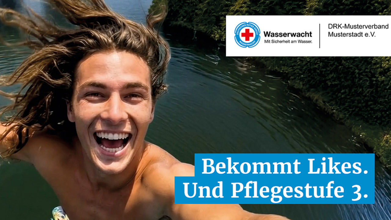Ein fröhlich lachender junger Mann mit langen, im Wind wehenden braunen Haaren macht ein Selfie aus dem Wasser heraus. Er ist oberkörperfrei und steht in einem grünen See. Oben rechts befindet sich das Logo der Wasserwacht mit dem Text ‚Mit Sicherheit am Wasser‘. Unten ist ein blauer Banner mit dem Slogan ‚Bekommt Likes. Und Pflegestufe 3.‘ zu sehen.