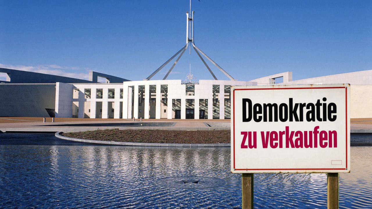 Schild mit der Aufschrift 'Demokratie zu verkaufen' vor dem australischen Parlamentsgebäude in Canberra.