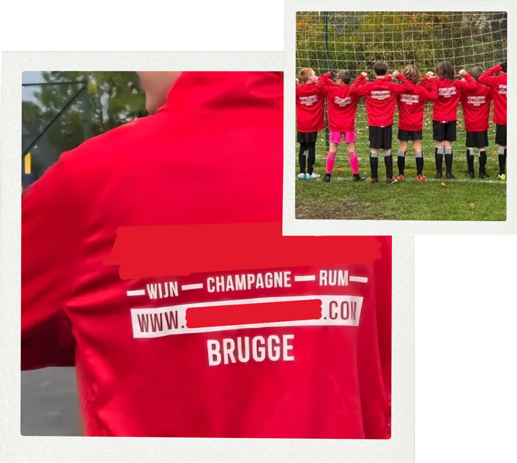 Jugend-Fußballmannschaft trägt Trikots mit Alkohol-Werbung ('Wijn - Champagne - Rum') eines Händlers aus Brugge. Sponsorname wurde geschwärzt.