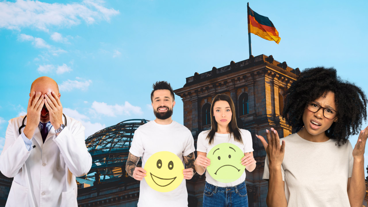 Vier Personen unterschiedlicher Herkunft stehen vor dem Reichstagsgebäude in Berlin mit deutscher Flagge auf dem Dach und blauer Glaskuppel im Hintergrund. Von links: Ein glatzköpfiger Mann im weißen Arztkittel verdeckt weinend sein Gesicht mit den Händen. Daneben hält ein bärtiger Mann mit Tattoos ein großes gelbes Smiley-Gesicht mit Lächeln vor seinen Bauch. Eine Frau mit langen dunklen Haaren hält ein grünes trauriges Smiley-Gesicht und blickt ernst. Rechts hebt eine Frau mit dunklen Locken und Brille abwehrend die Hand und schaut verärgert oder skeptisch. Dies symbolisiert unterschiedliche emotionale Reaktionen auf politische oder gesellschaftliche Themen in Deutschland.