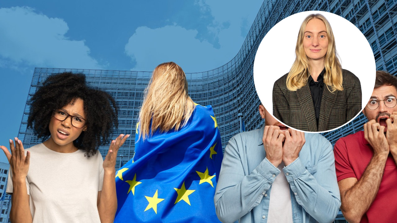 Sindra Berndt – Porträt vor symbolischer Darstellung besorgter EU-Bürger*innen vor dem Berlaymont-Gebäude in Brüssel.