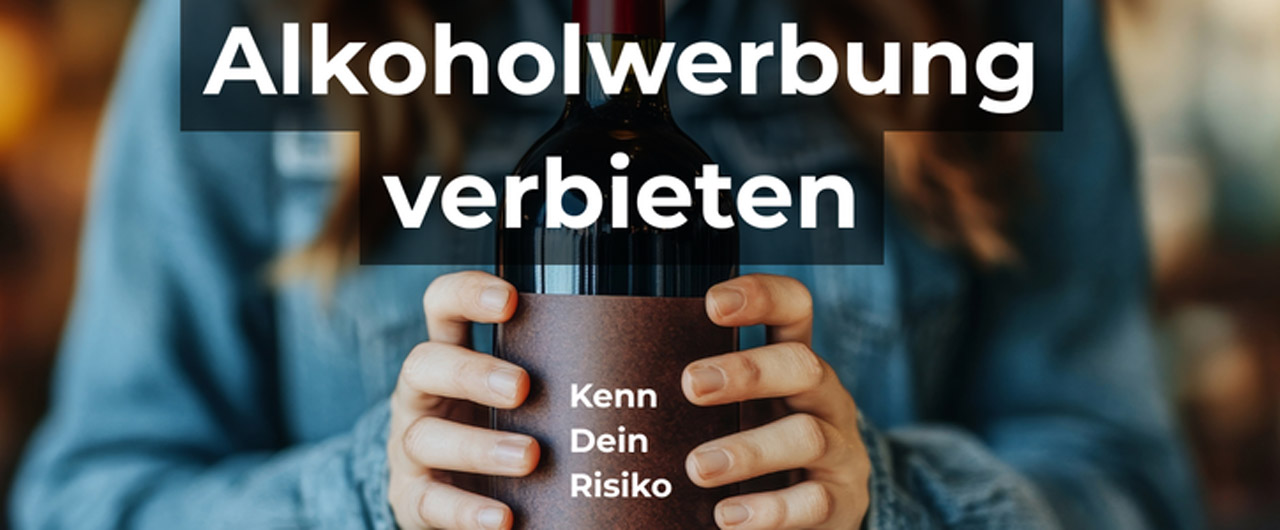 Grafik mit der Forderung 'Alkoholwerbung verbieten' über einer Person, die eine Weinflasche mit dem Etikett 'Kenn Dein Risiko' in den Händen hält.