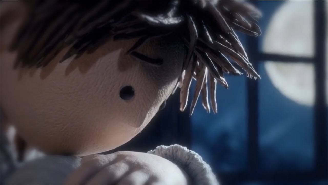 Nahaufnahme einer puppenähnlichen, animierten Figur mit struppigem dunklen Haar, die mit gesenktem Kopf und geschlossenen Augen ruht. Die Stimmung ist melancholisch. Im unscharfen, bläulichen Hintergrund leuchtet der Vollmond durch ein Fenster.