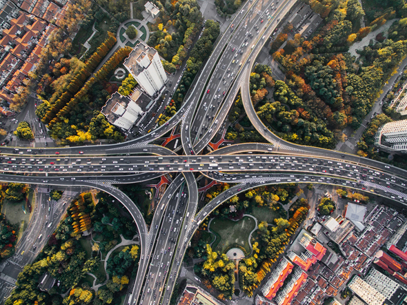 Blick auf ein Autobahnkreuz aus der Vogelperspektive