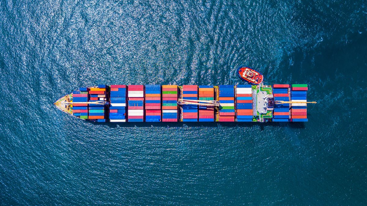 Containerschiff im Meer aus Vogelperspektive