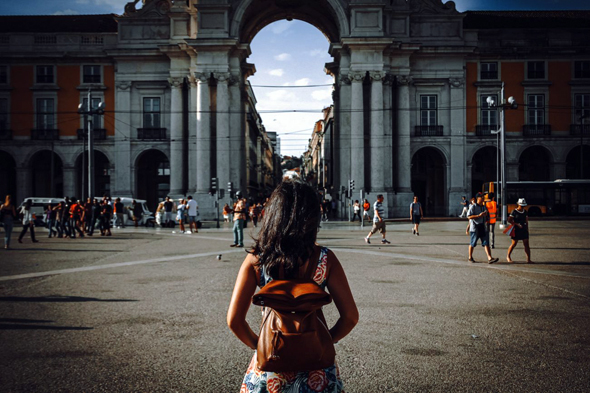 Frau (Rückenansicht) steht auf  großem Platz in Lissabon