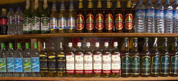 Regal mit alkoholischen Getränken