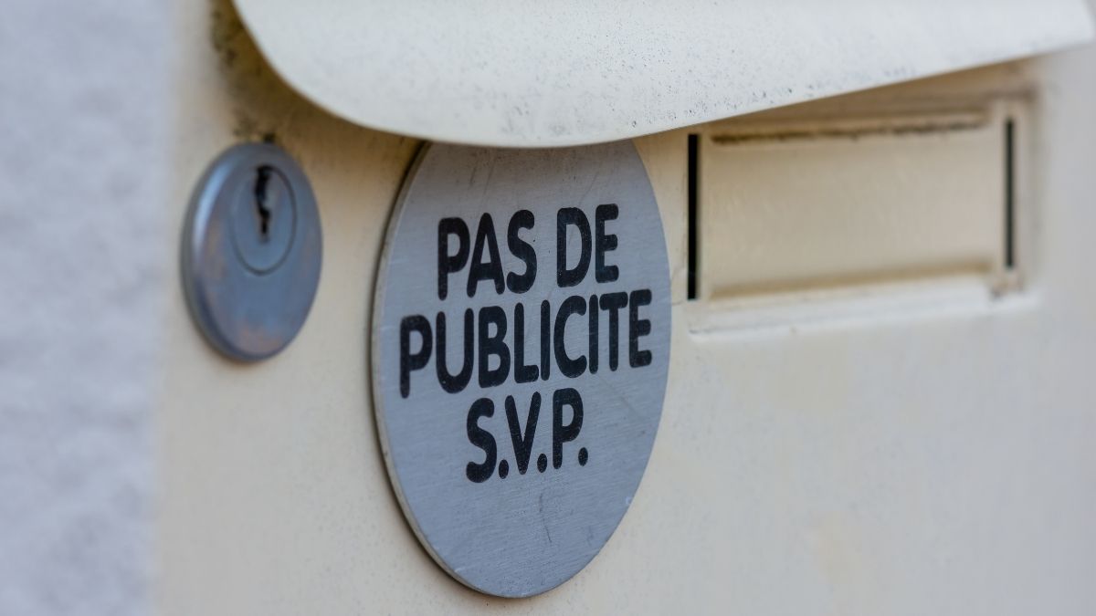 Französischer Briefkasten mit "Keine-Werbung bitte"-Hinweis