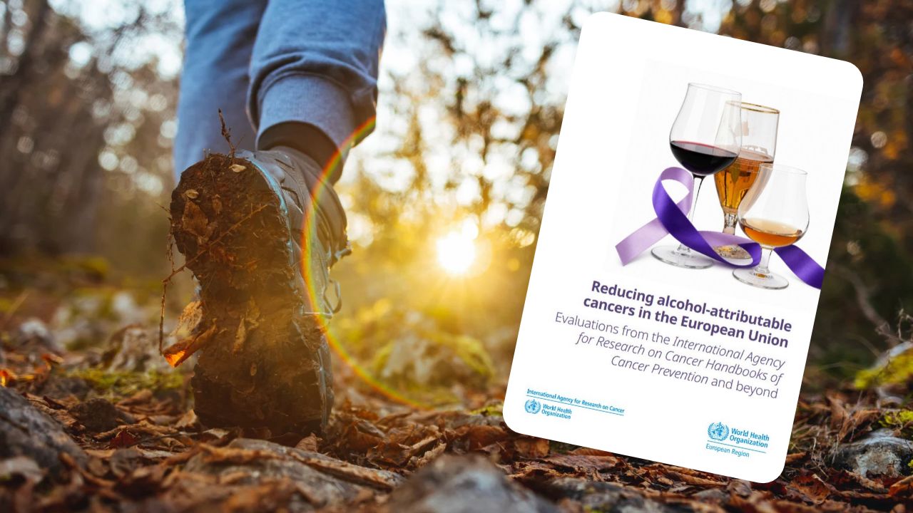 Nahaufnahme eines Wanderschuhs mit schlammiger Sohle auf einem herbstlichen Waldweg im Gegenlicht der tief stehenden Sonne. Rechts daneben das Titelblatt des WHO-Berichts 'Reducing alcohol-attributable cancers in the European Union' der Internationalen Agentur für Krebsforschung (IARC). Es zeigt ein Rotweinglas, ein Bierglas und ein Glas mit Weinbrand, umschlungen von einer violetten Schleife als Symbol für Krebs.