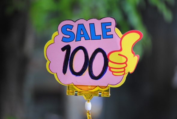 Preisschild: "Sale 100"