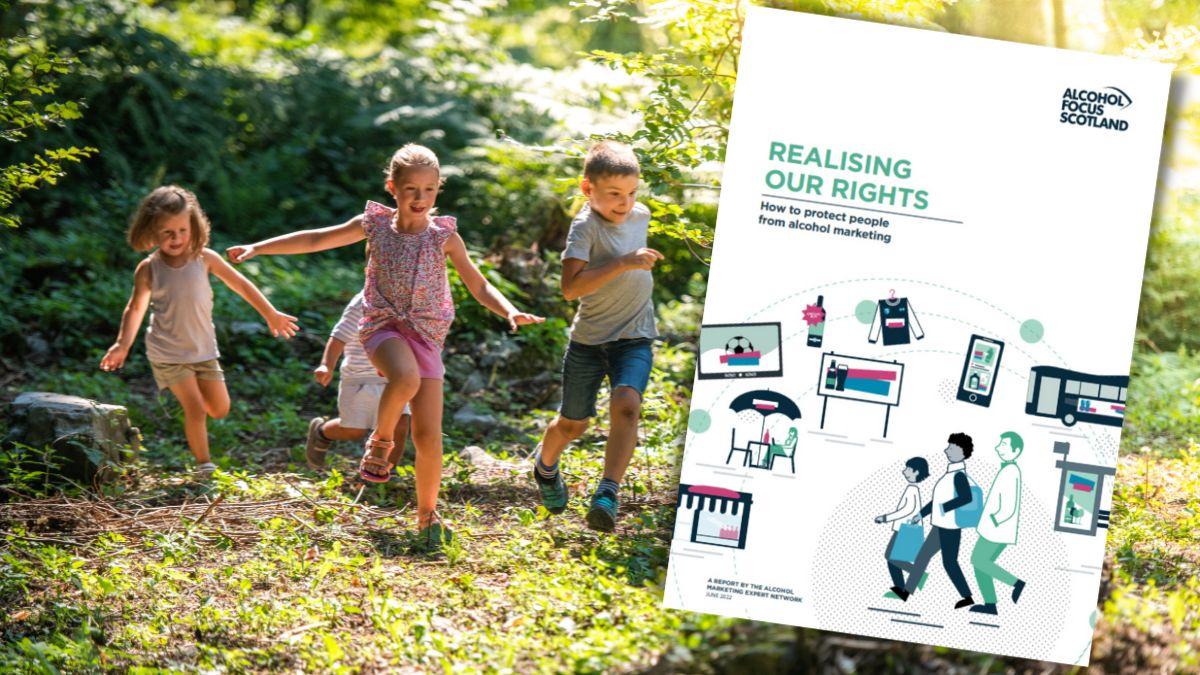 Spielende Kinder, davor Broschürentitel