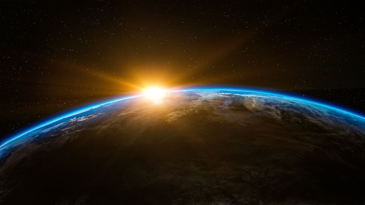 Sonnenaufgang über der Erdatmosphäre, vom Weltraum aus gesehen.