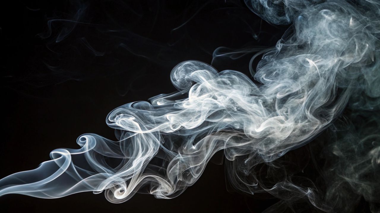 Weißer Rauch vor schwarzem Hintergrund, der sich von links unten nach rechts oben über das Bild verbreitet.