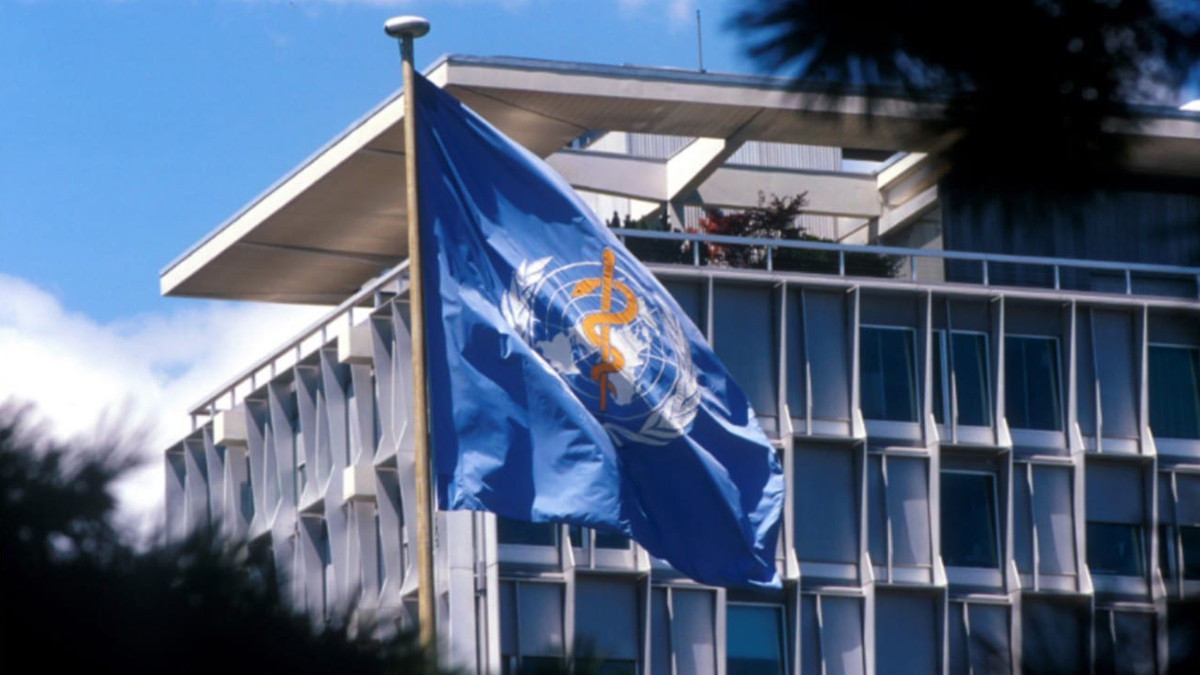 Sitz des WHO-Gebäudes in Genf mit WHO-Flagge.