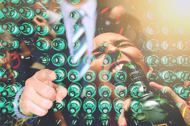 Collage aus ineinander verlaufenden Fotos Flaschenhälsen, Manager und Alkoholkonsument.