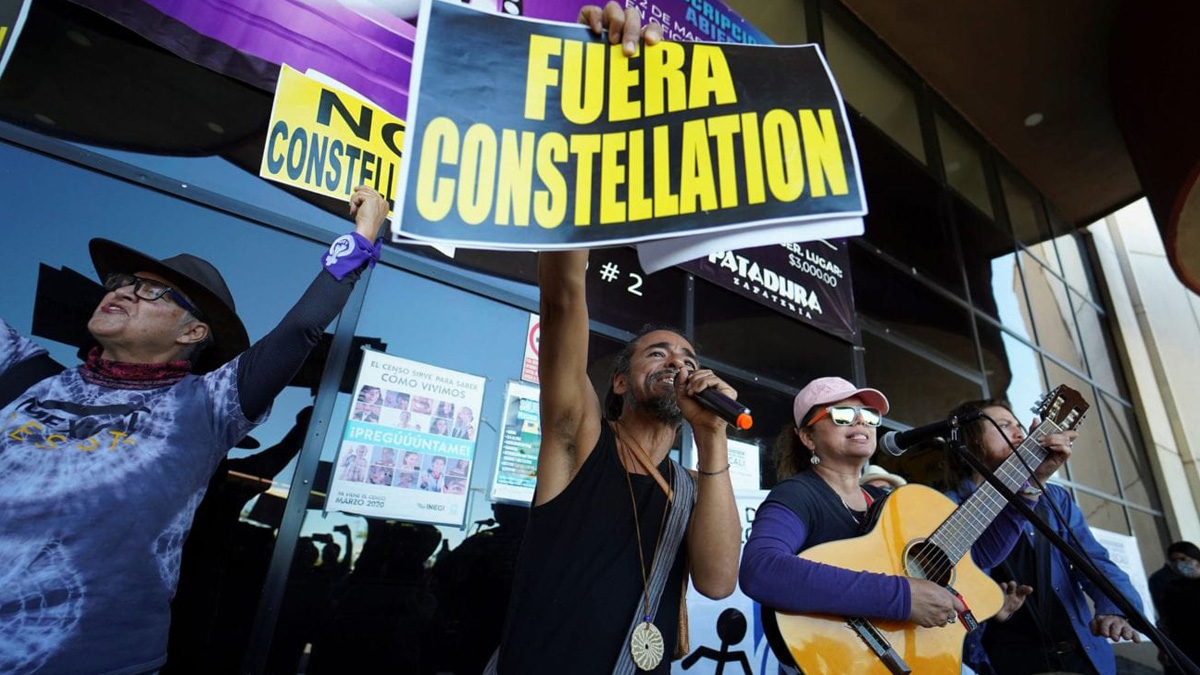 Mexikaner mit Protestschild 'Fuera Constelltion'