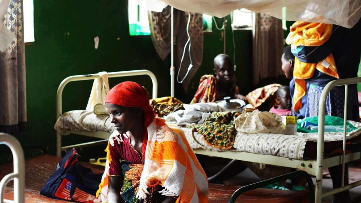 Afrikanische Frauen in Notunterkunft