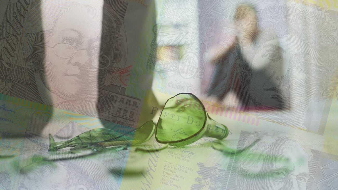 Zebtrochene Flasche, verängstigte Angehörige, davor transparente Dollarnoten