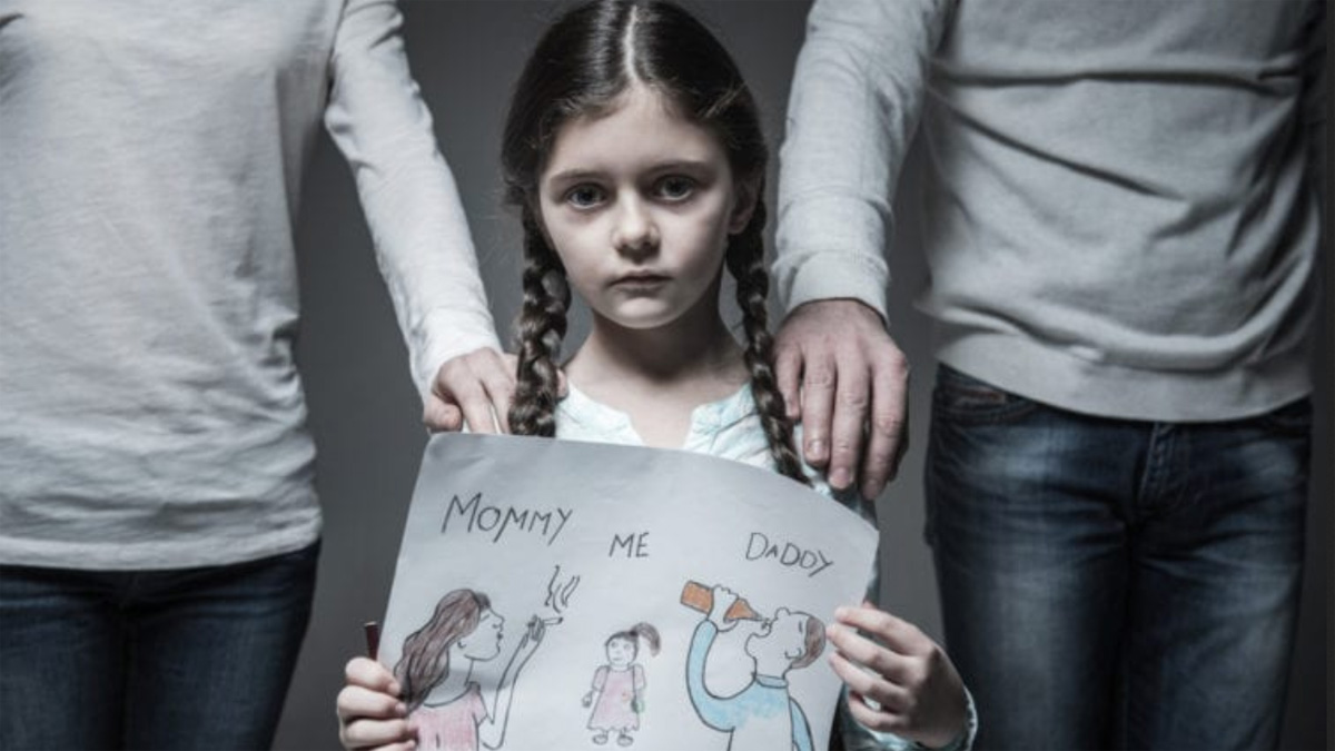 Kind mit Zeichnung 'Mommy, me, Daddy' auf der rauchende Mutter und Alkohol trinkender Vater zu sehen sind, steht traurig blickend zwischen seinen Eltern