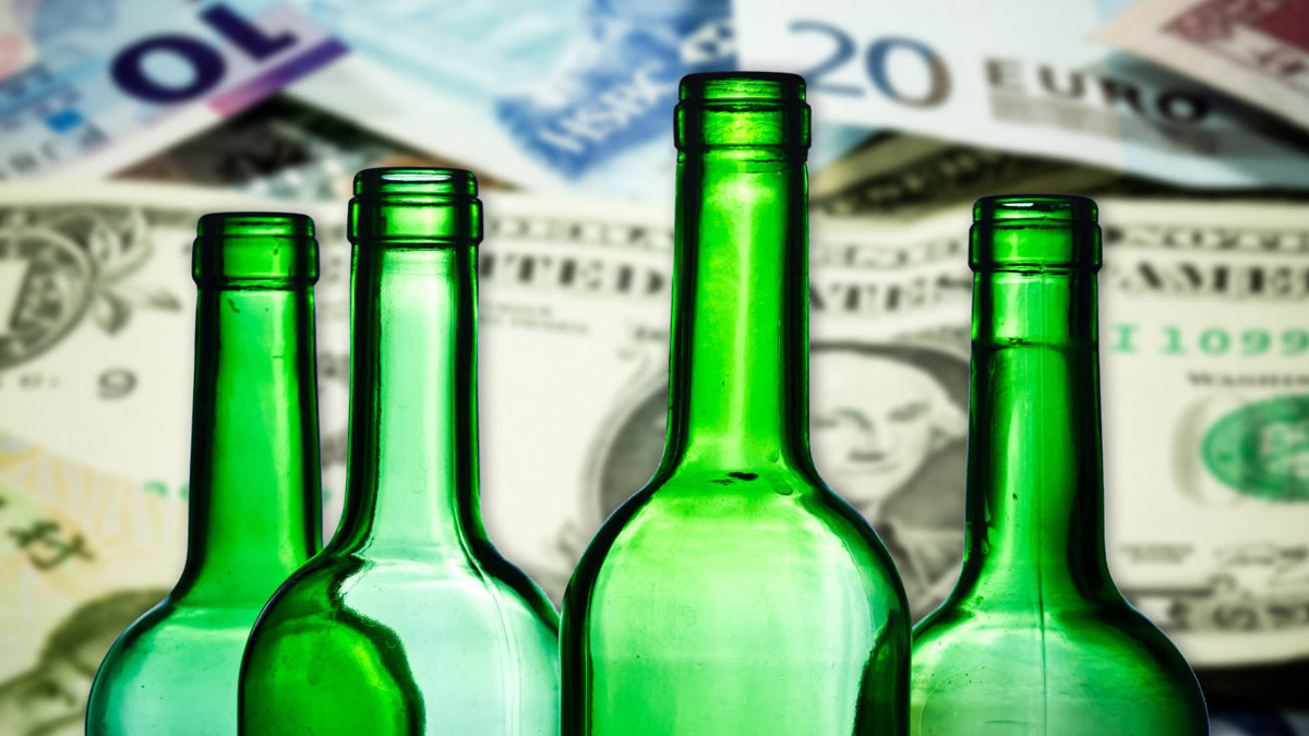 Flaschen und Geldscheine