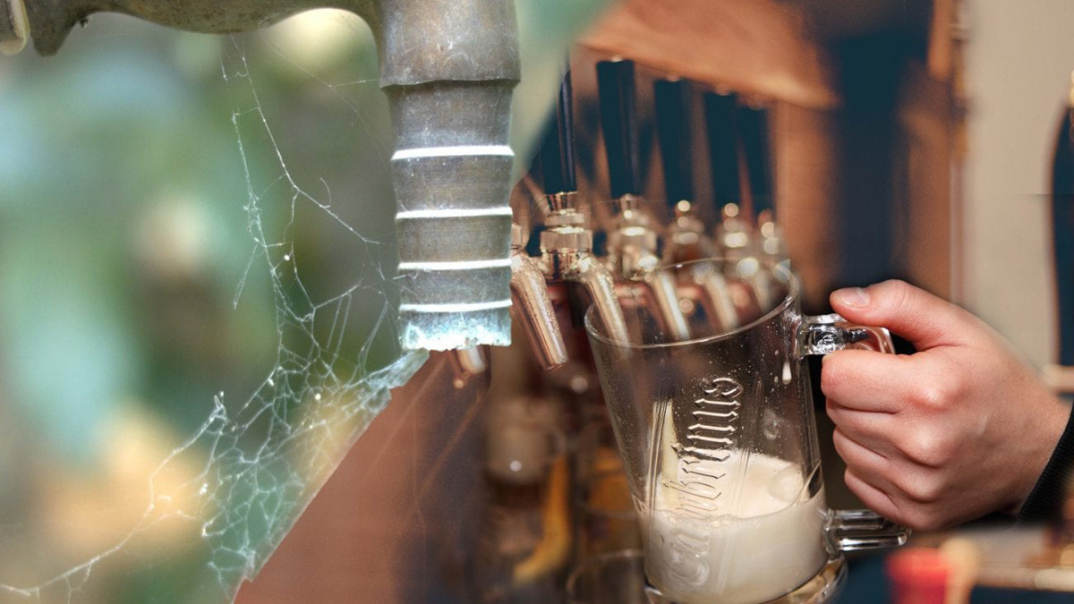 Bildmontage: links ein ausgetrocketer Wasserhahn mit Spinnweben, rechts eine Zapfanlage, die ein Glas mit Bier füllt