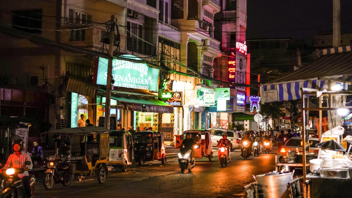 Eine Nachtaufnahme in der Nähe des Marktes in Phnom Penh, Kambodscha