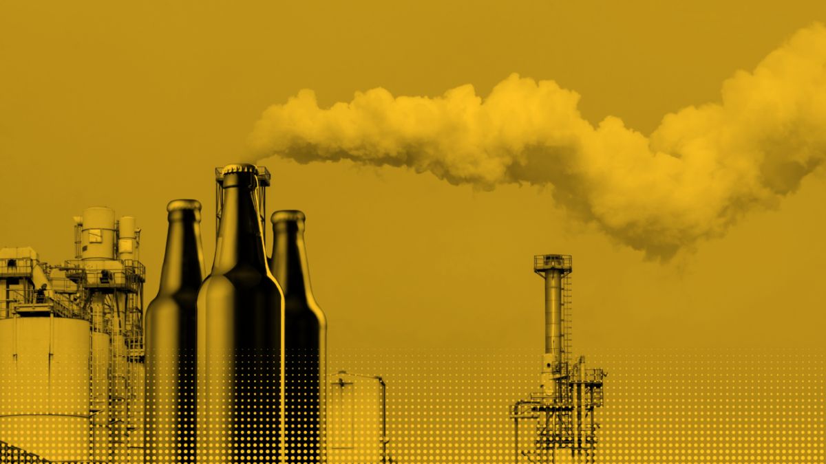 Dampfende Industrieanlage aus Bierflaschen