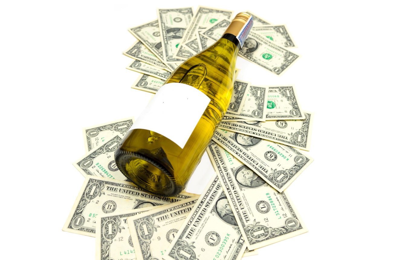 Weinflasche auf Dollarscheinen
