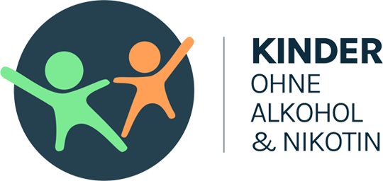 Das Logo zeigt eine Grafik mit einem dunklen Kreis, in dem zwei Kinder in grün und orange nebeneinander mit ausgestreckten Armen hervorspringen. Daneben der Text: Kinder ohne Alkohol und Nikotin.