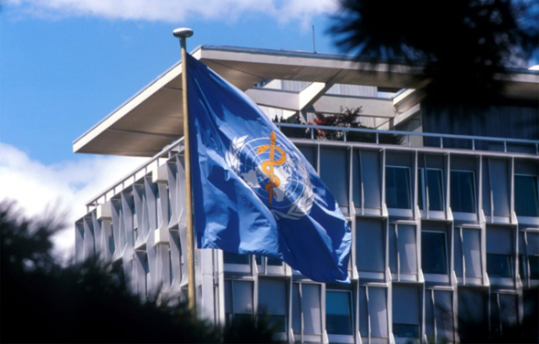 WHO-Flagge vor Hauptquartier in Genf