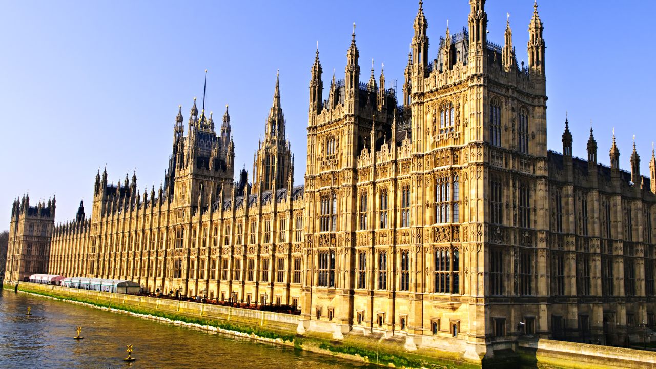 Sitz des britischen Parlaments in London – der Palace of Westminster an der Themse.