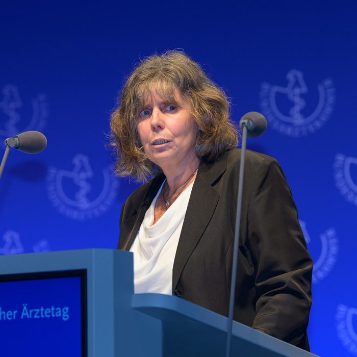 Porträt von Katharina Schoett am Rednerpult beim 130. Deutschen Ärztetag.