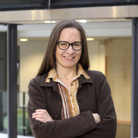 Porträt von Pia Mäkelä.